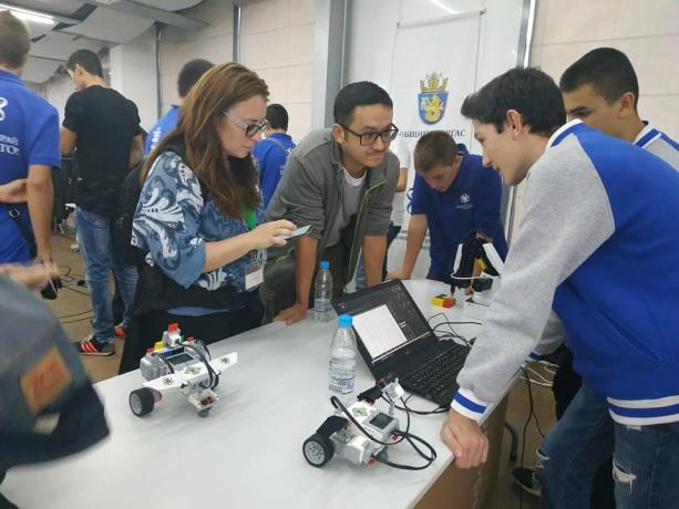 В програмата са представени и проекти на ученици от Професионалната гимназия по компютърно програмиране и иновации в Бургас, демонстрирали завидни знания и умения по роботика, управление на микроелектронни компоненти и програмиране на изкуствен интелект. Снимка: сп. "Наука"